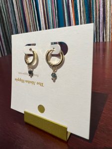 Classic huggie earrings indicolite, photo 3