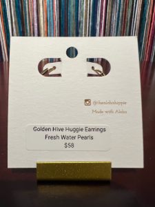 Golden hive huggie earrings fresh water pearls, photo 4
