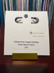 Golden hive huggie earrings fresh water pearls, photo 4