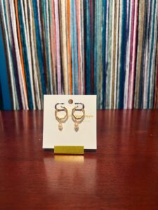 Golden hive huggie earrings fresh water pearls, photo 2
